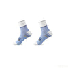 Un par de calcetines deportivos transpirables azul claro y blanco, vistos de lado.
