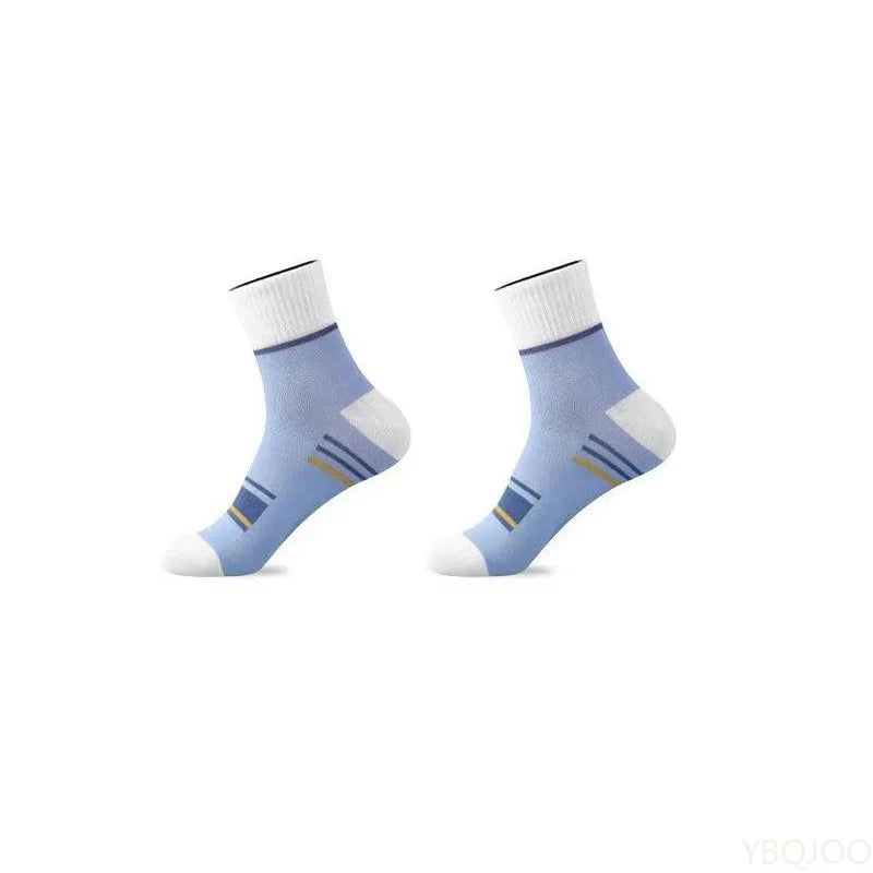 Un par de calcetines deportivos transpirables azul claro y blanco, vistos de lado.