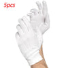 Cinco pares de guantes de algodón blancos de manejo puestos en una mano.