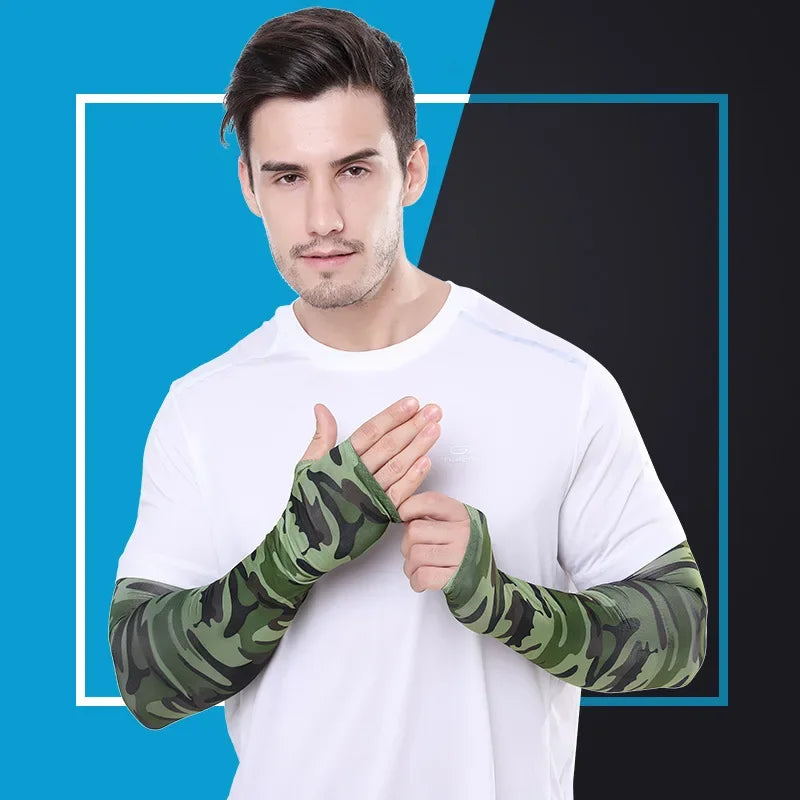 Mann trägt olivgrüne Tarn-Armschuhe zum Abkühlen an seinen Armen.