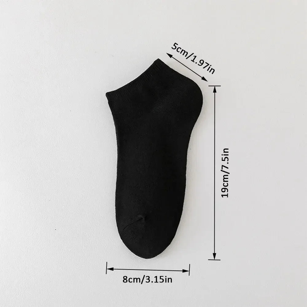 Schwarze Herren-Atmungsaktive Polyester-Baumwoll-Wadensocken, flach mit Größenangaben.