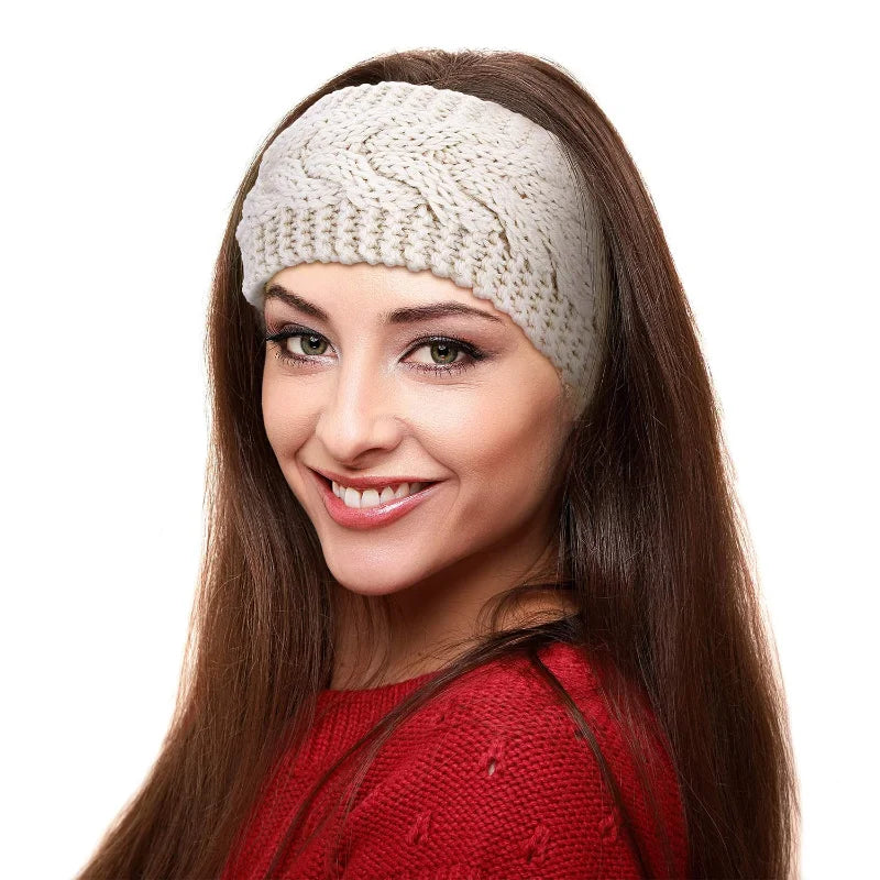 Una mujer modela una diadema de punto beige en su cabeza, combinada con un suéter rojo.