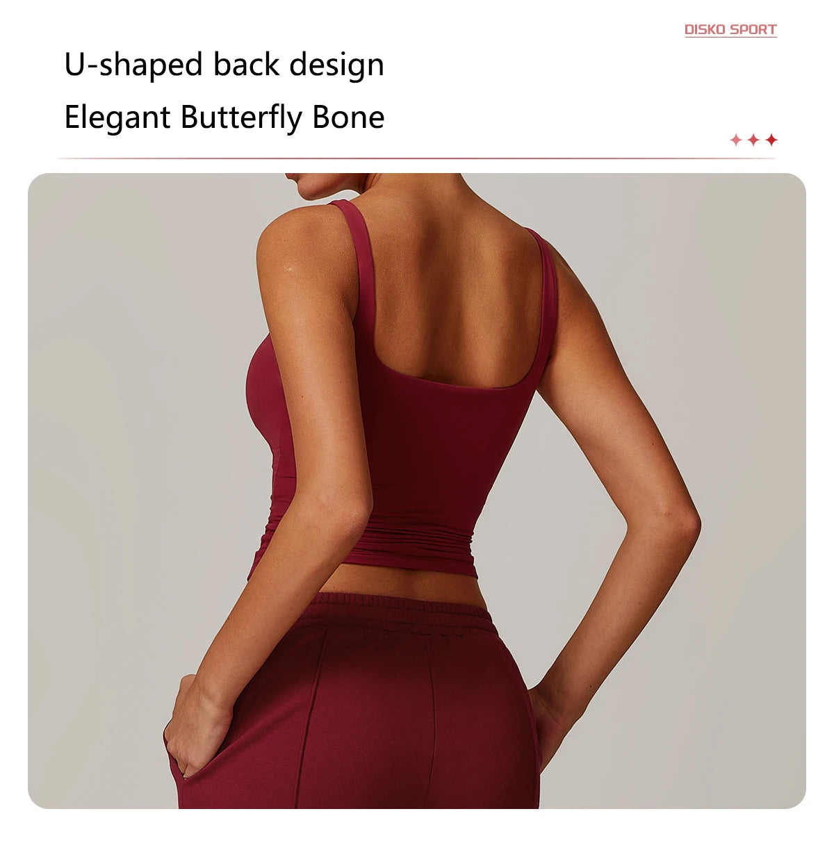 Modelo vistiendo un top y bottoms de yoga con diseño en forma de U de color granate.