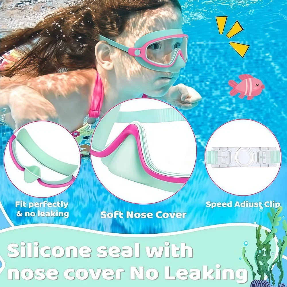Un enfant portant des lunettes de natation roses avec un couvre-nez souple regarde sous l'eau bleue.