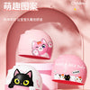 Bonnet de bain rose avec des chats et des fleurs de dessin animé sur fond rose.