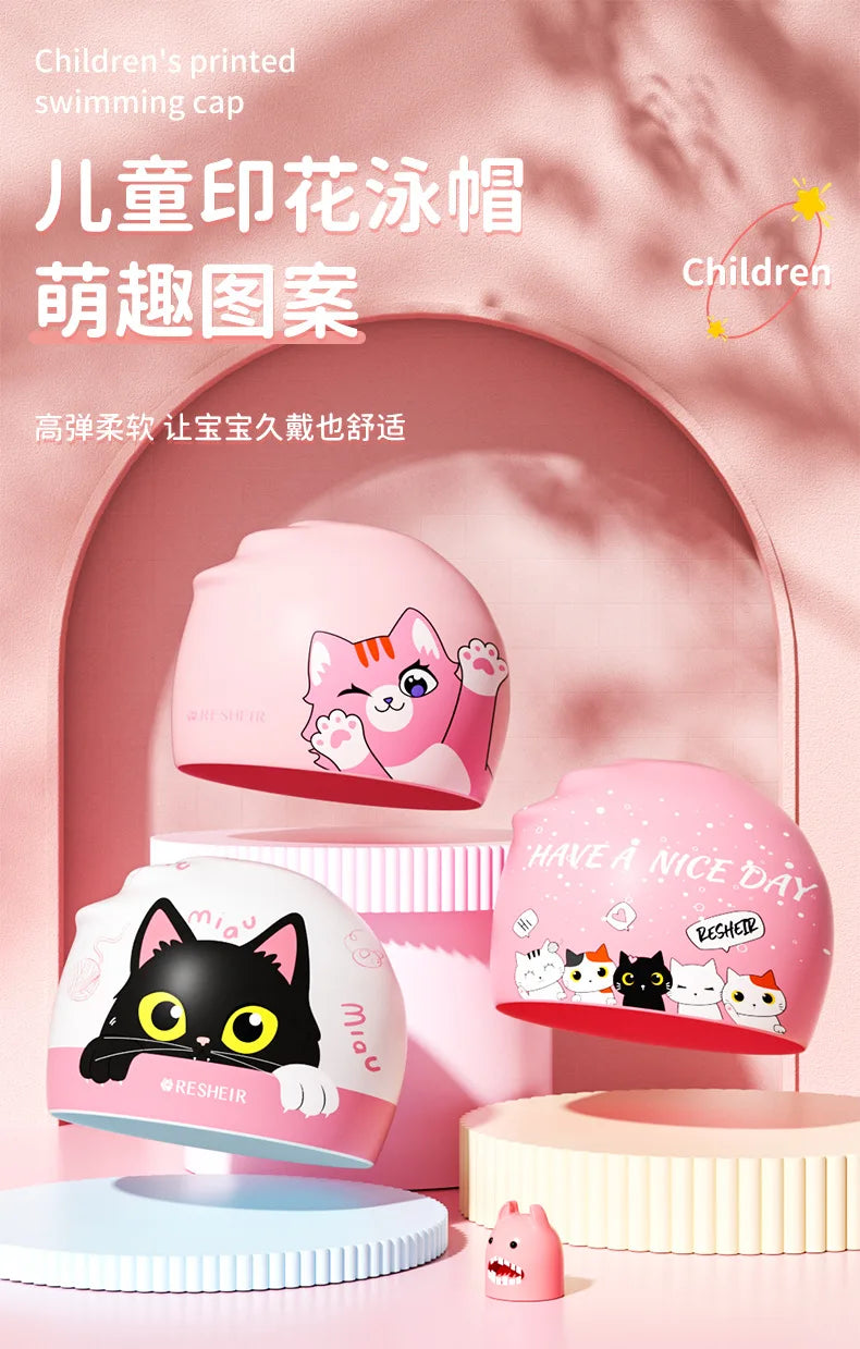 Bonnet de bain rose avec des chats et des fleurs de dessin animé sur fond rose.