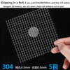 Vue rapprochée d'une grille de fil de métal en acier inoxydable 304 tenue par une main.