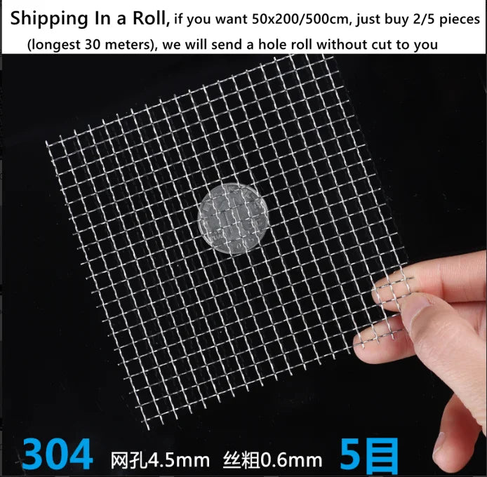 Vue rapprochée d'une grille de fil de métal en acier inoxydable 304 tenue par une main.