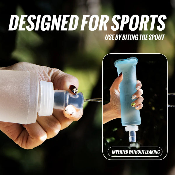 Eine Hand hält eine blaue Silikon-Wasserflasche, umgekehrt ohne Leck, für Sport.