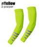 Ein Paar neongelbe UV-Schutz-Cooling-Armschläuche für Outdoor-Sport, in vertikaler Ausrichtung.
