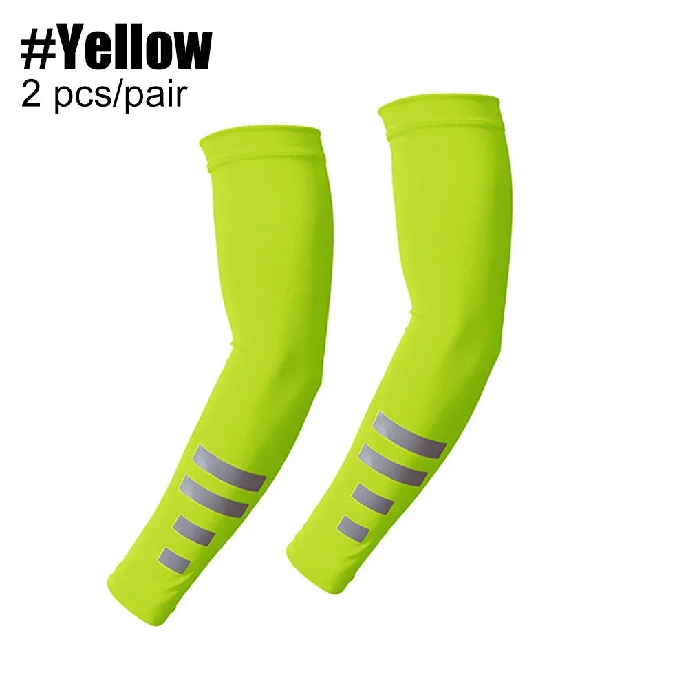 Ein Paar neongelbe UV-Schutz-Cooling-Armschläuche für Outdoor-Sport, in vertikaler Ausrichtung.
