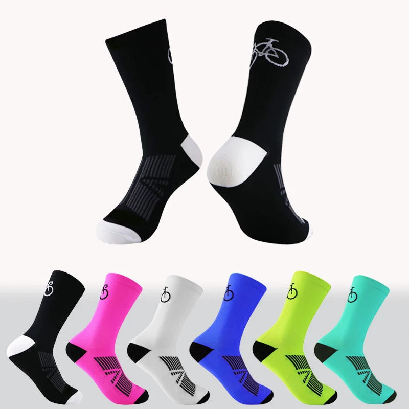 Un set de six chaussettes de vélo en maille respirante pour hommes, dans diverses couleurs (noir, rose, blanc, bleu, vert lim