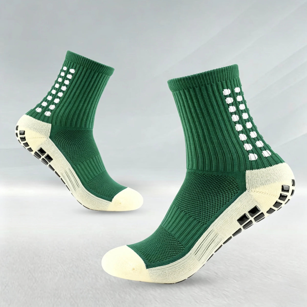 Un par de calcetines deportivos para fútbol de color verde oscuro y blanco antideslizantes para hombres, vistos de lado.