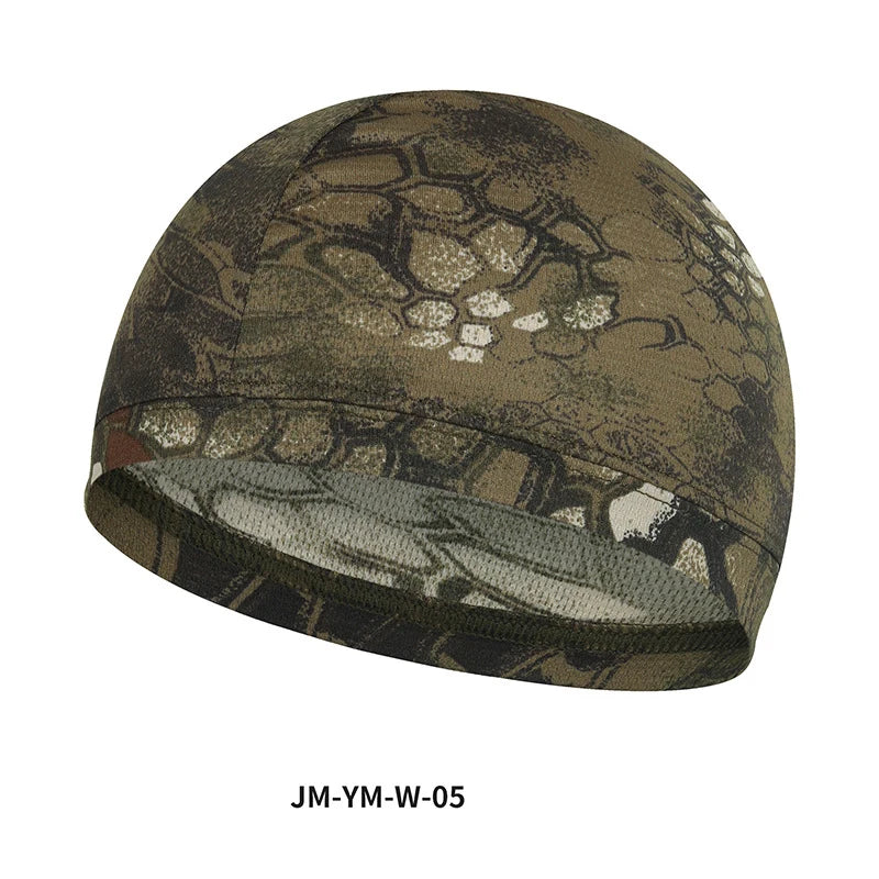 Dunkelolivgrüne Netz-Skullcap mit Camouflage-Muster, von oben betrachtet.