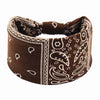Dunkelbraunes Stoff-Haarband mit weißer Paisley- und geometrischer Stickerei.