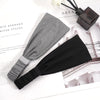 Un bandeau élastique polyvalent noir et gris est présenté sur un fond blanc.