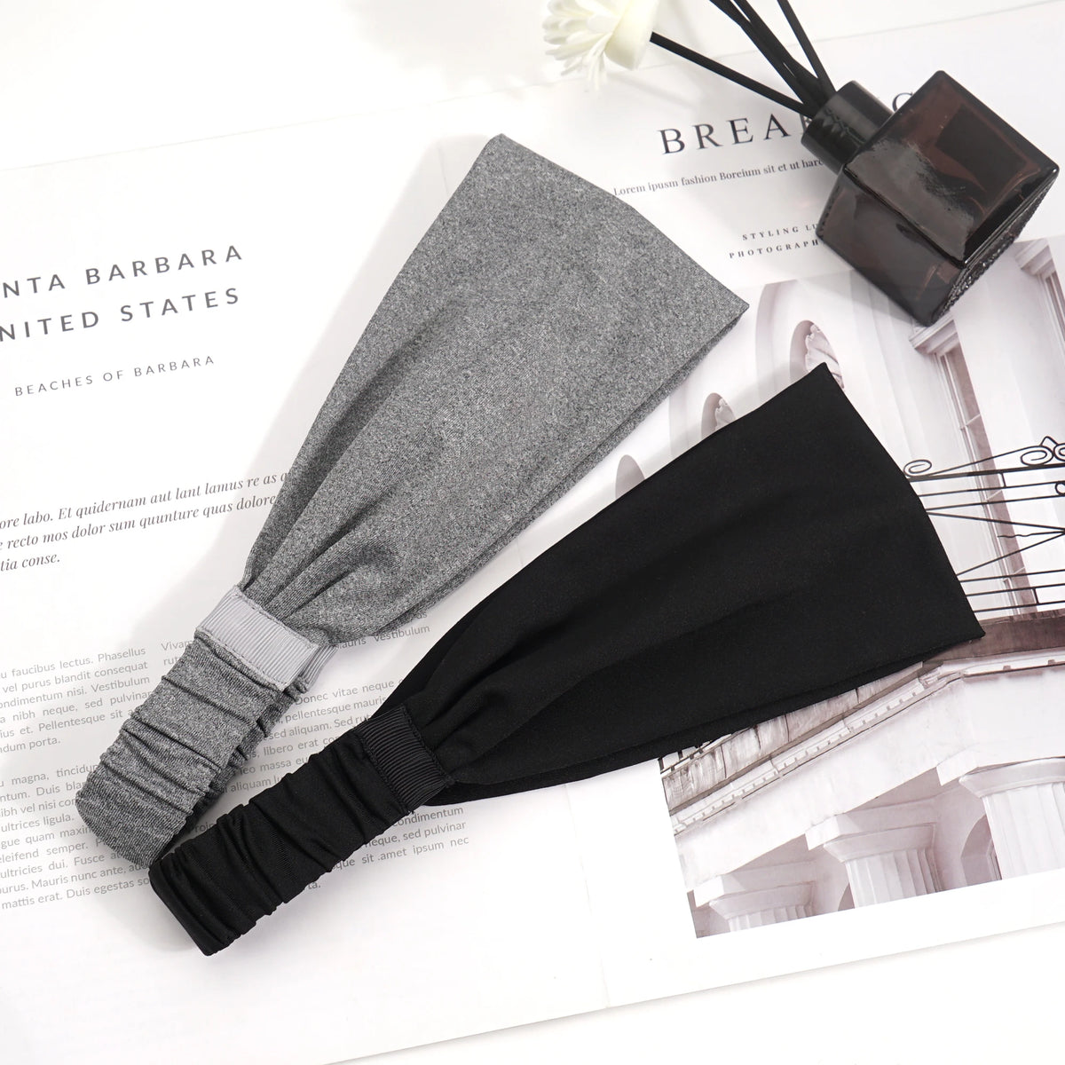 Un bandeau élastique polyvalent noir et gris est présenté sur un fond blanc.