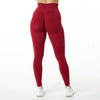 Un modèle portant des leggings de yoga sans couture à taille haute de couleur marron foncé.