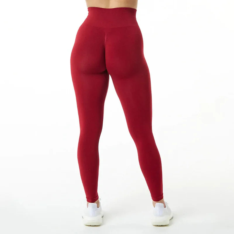 Un modèle portant des leggings de yoga sans couture à taille haute de couleur marron foncé.