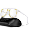 Un par de gafas de ciclismo fotochromicas blancas apoyadas en un guante deportivo negro texturizado.