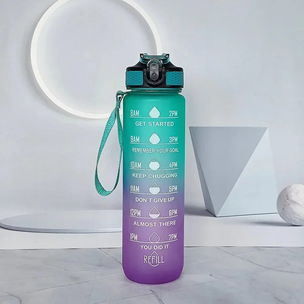 Lila isolierte Sportflasche mit Strohhalmverschluss und zeitbasierten Motivationsmarkern.