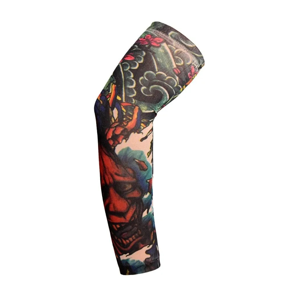 Primer plano de una manga protectora solar con estampado negro y verde.