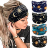 Une femme portant un bandeau large à imprimé bohème bleu foncé en tissu sur sa tête.