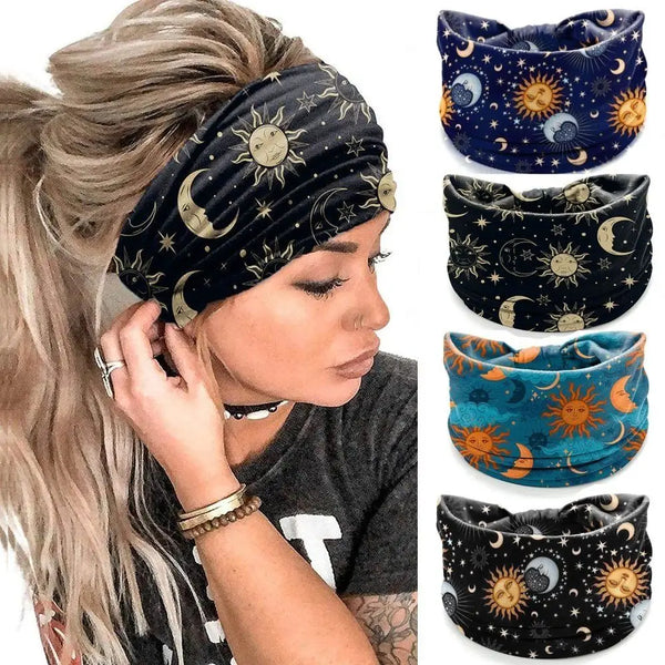 Une femme portant un bandeau large à imprimé bohème bleu foncé en tissu sur sa tête.