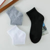 Drei Paar atmungsaktiver Baumwoll-Socken für Herren in Grau, Weiß und Schwarz auf einer hellen Oberfläche.