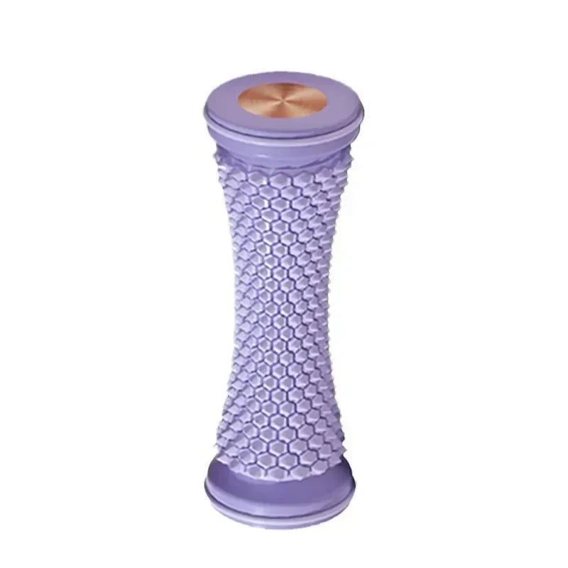 Rodillo de masaje de pies manual morado con tapa dorada, diseñado para la relajación muscular.