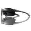 Paire de lunettes de soleil sportives gris foncé avec cadre flexible et branches réglables.