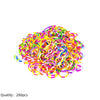 Pila de bandas elásticas de telar de colores para hacer pulseras en varios tonos brillantes.