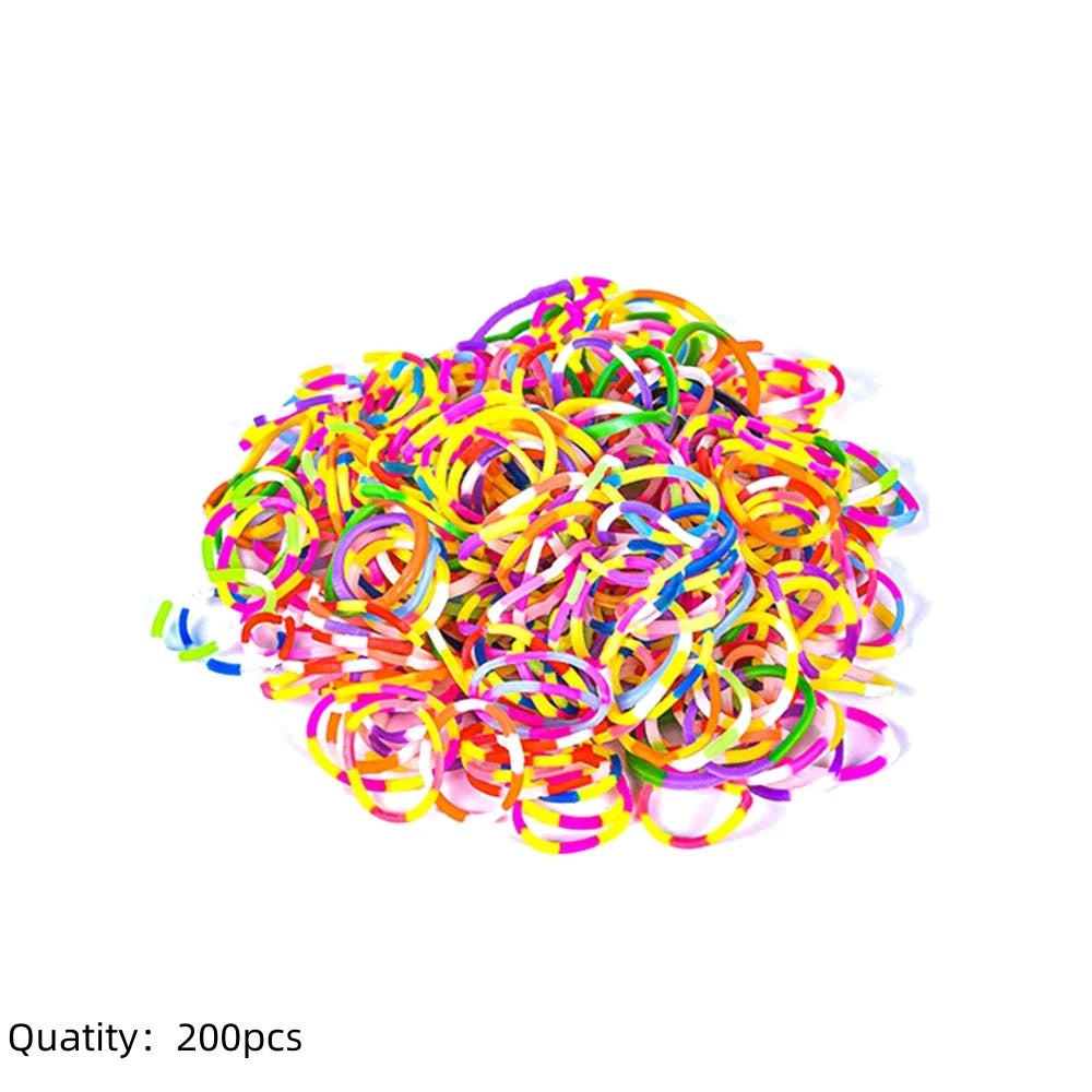 Pila de bandas elásticas de telar de colores para hacer pulseras en varios tonos brillantes.