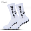 Ein Paar weiße atmungsaktive, rutschfeste Yoga- und Fitnesssocken, von der Seite gezeigt.