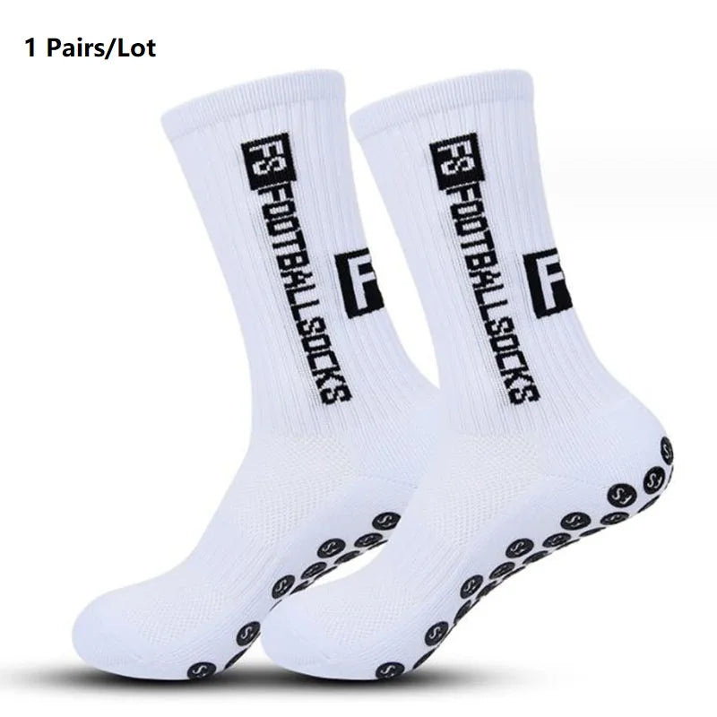 Ein Paar weiße atmungsaktive, rutschfeste Yoga- und Fitnesssocken, von der Seite gezeigt.
