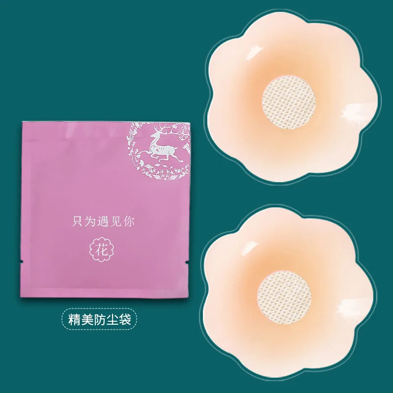Un set de cache-mamelons en silicone rose avec un motif floral et une petite silhouette de cerf sur l'emballage.