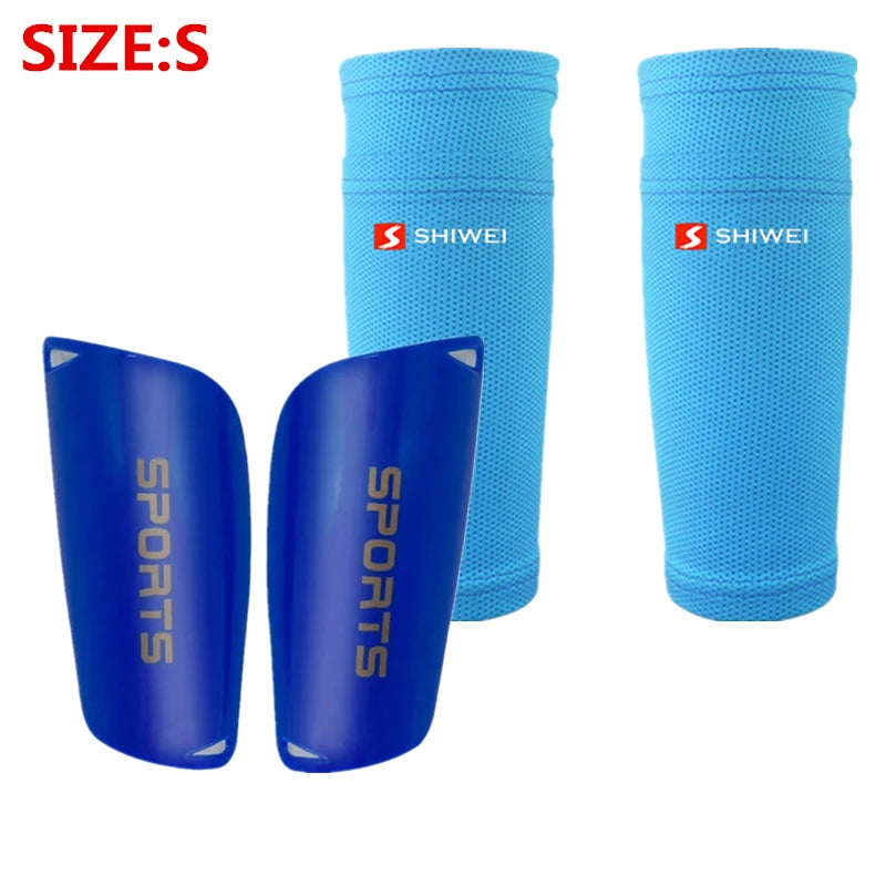 Un ensemble de genouillères bleues sport avec manches confort pour joueurs de football.