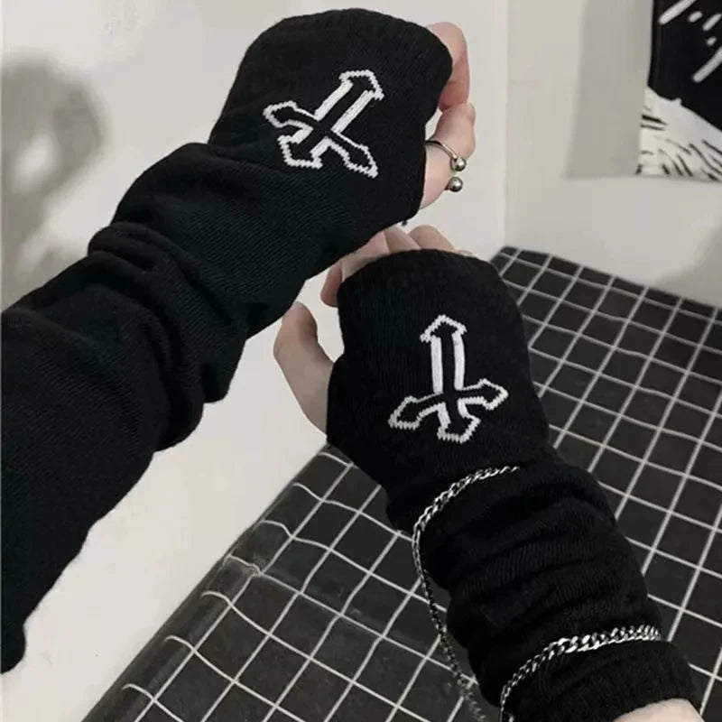 Schwarze fingerlose Armwärmer mit weißen Kreuzdesigns auf einer Hand.