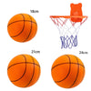 Ballon de basketball orange en mousse et un panier avec filet orange et rouge.