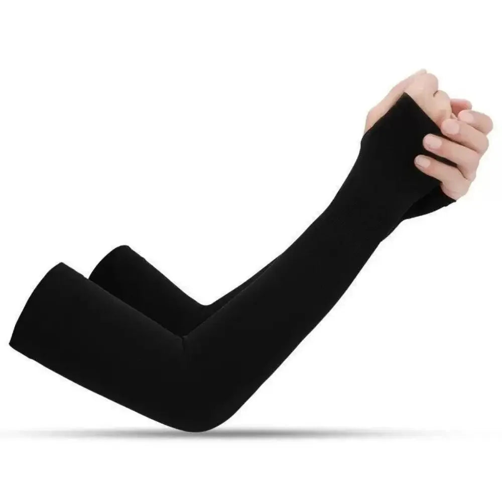 Manchettes anti-UV sans doigts noires tenues par les mains d'une personne