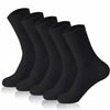 Une pile de chaussettes en tube tricotées noires pour le confort toute saison.