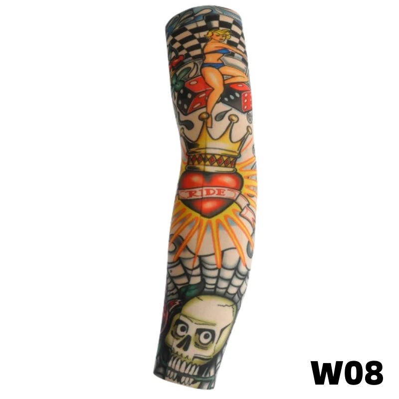 Manche tatouage en maille coloré avec une couronne, une figure et un crâne sur un bras.