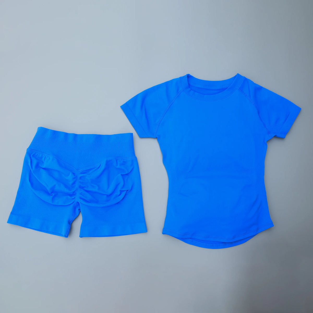 Ensemble de yoga et fitness bleu vif et sans couture pour femmes, composé d'un haut à manches courtes et d'un short assorti.