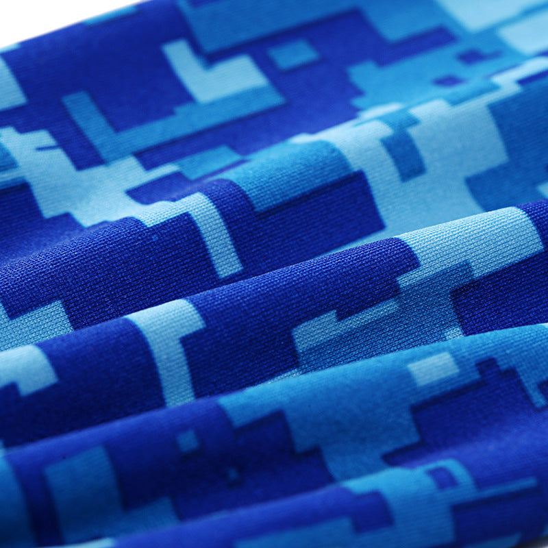 Nahaufnahme von blau- und hellblauem Tarnmuster-Cooling-Armschmuckgewebe.