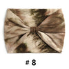 Un bandeau en coton tie-dye marron et beige noué en nœud.