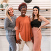 Tres mujeres modelando bandas para la cabeza de tela antideslizante para fitness y yoga