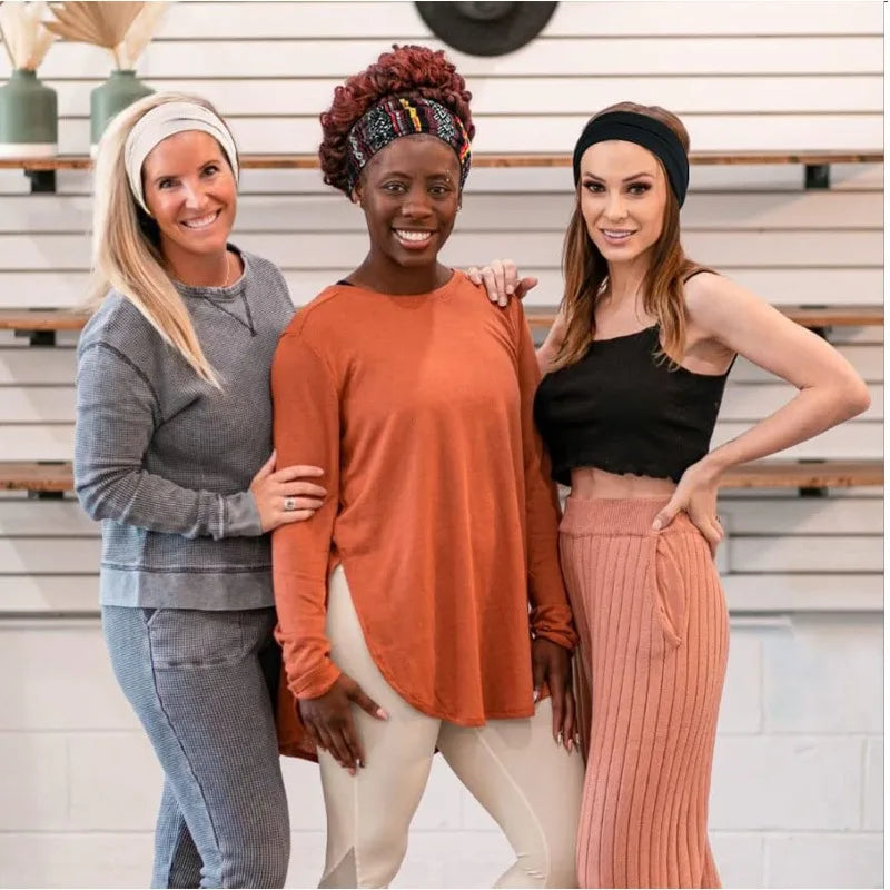Tres mujeres modelando bandas para la cabeza de tela antideslizante para fitness y yoga