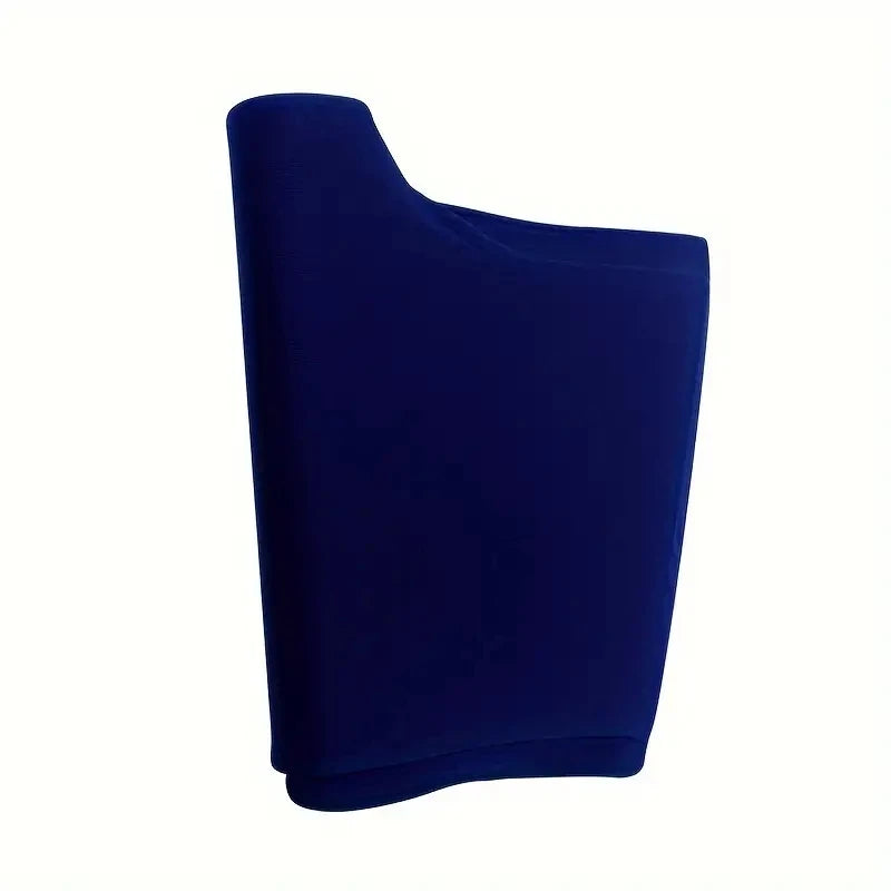 Un envoltorio de hielo de gel reutilizable azul oscuro para las manos.