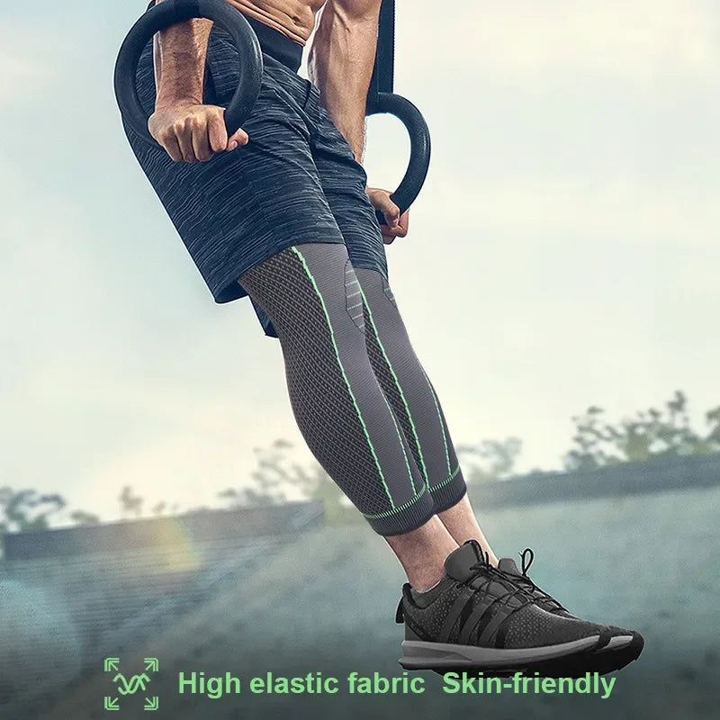 Une personne portant des vêtements de sport sombres et des genouillères élastiques antidérapantes pendant un entraînement.