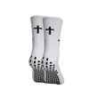 Un par de calcetines deportivos resistentes blancos con cruces negras y patrón a cuadros.